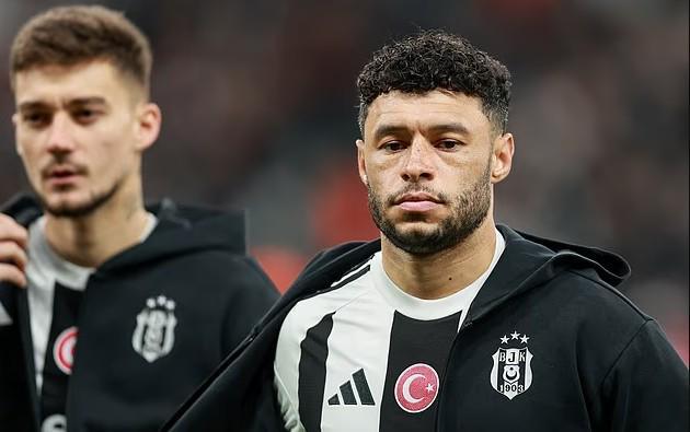 开云体育平台-邮报：张伯伦重返英格兰联赛后，将结束与女友9年的分居生活