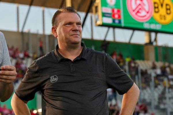 Kaiyun Sports-开云体育-主教练先热身，对阵多特的比赛前红白埃森主帅跑步前往球场