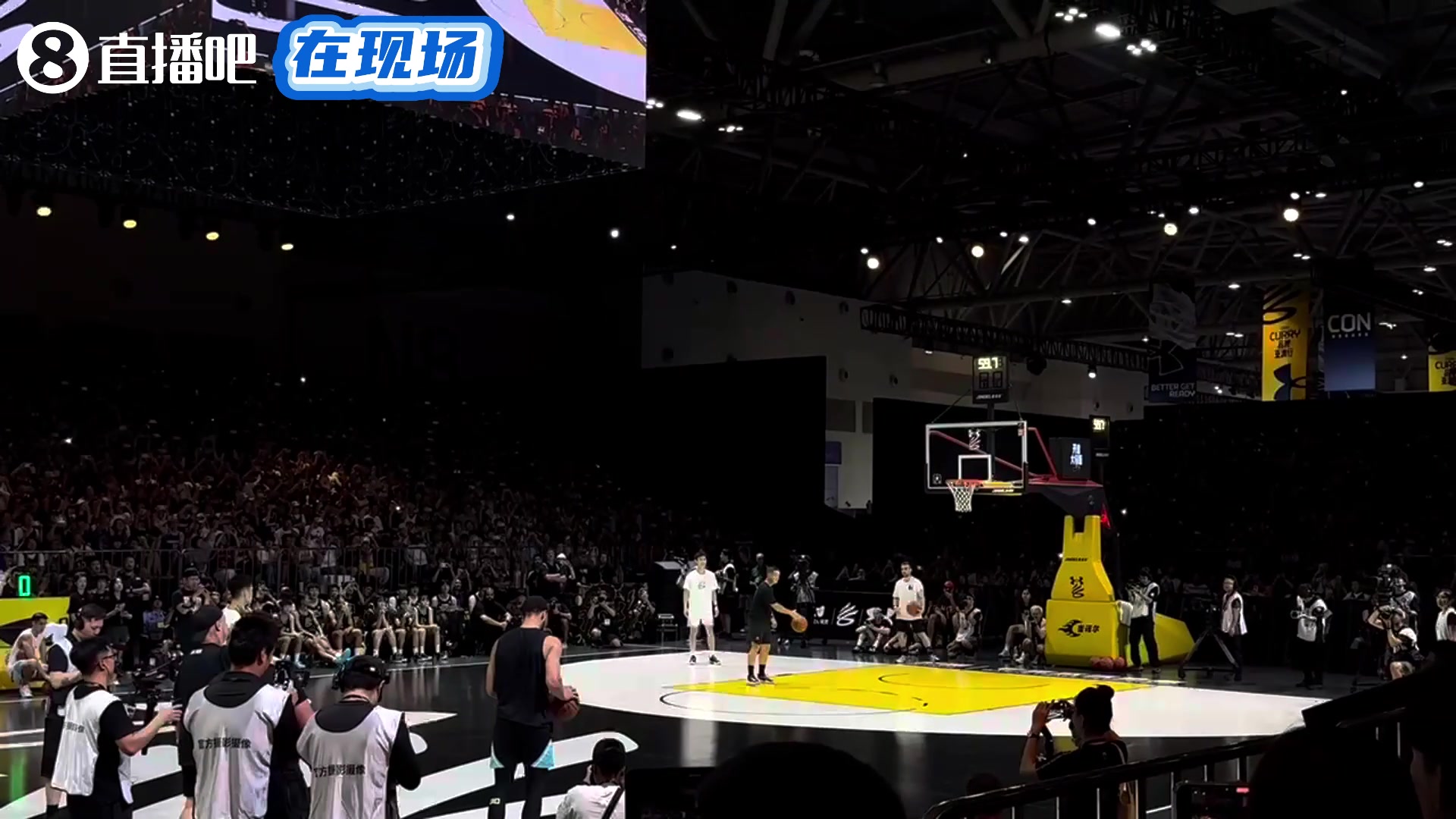 开云-爱游戏-库里训练营第三日：超远三分信手拈来 换手绕腰拉杆上篮一气呵成