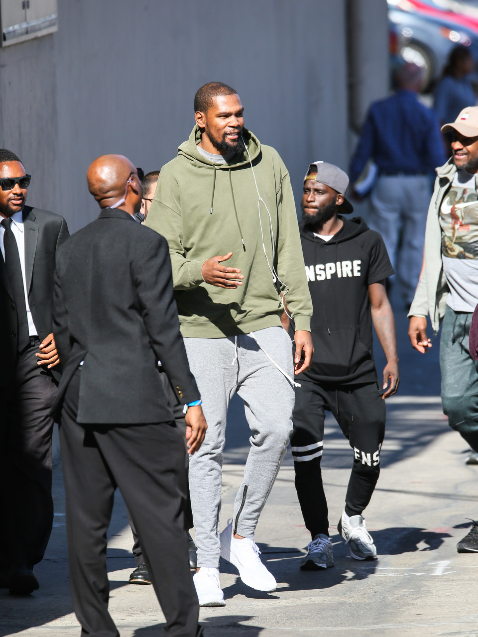 网友疑惑未互动却频获KD回复 KD幽默回应状态良好无需担忧