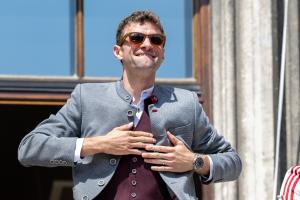 开云-爱游戏-图片报：穆勒在周日庆典上戴多功能墨镜，可录视频、实时翻译等