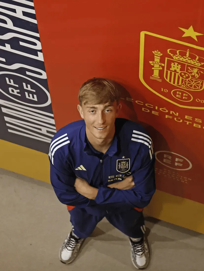 Kaiyun Sports-开云体育-赫伊森：父亲当时想让我踢前锋，但我9岁时就改踢中卫