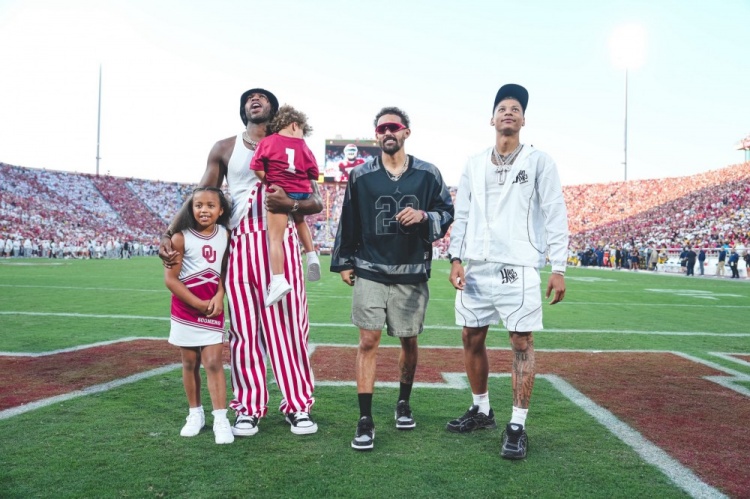 Kaiyun Sports-开云体育-特雷-杨、希尔德与费尔斯重返母校，现场助阵橄榄球赛事