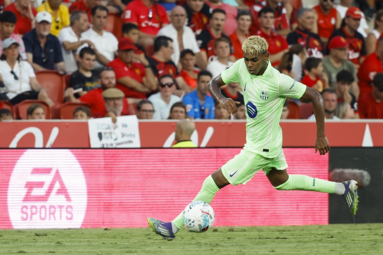 开云-爱游戏-亚马尔状态出色时对手难以应对，他的表现主导比赛进程