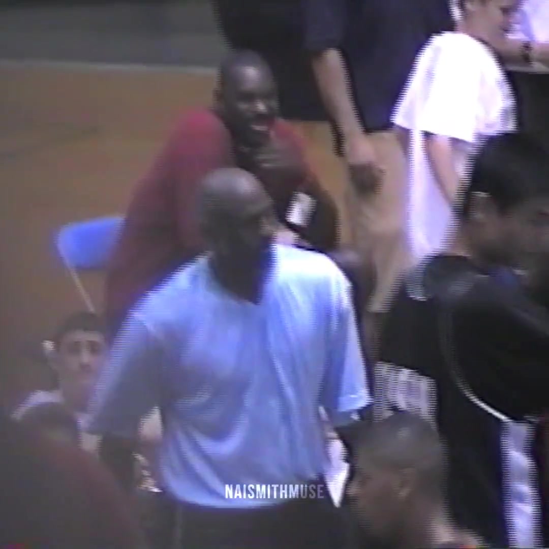 开云-爱游戏-珍贵影像！姚明17岁时参加乔丹飞行学院训练营 多次高质量护筐