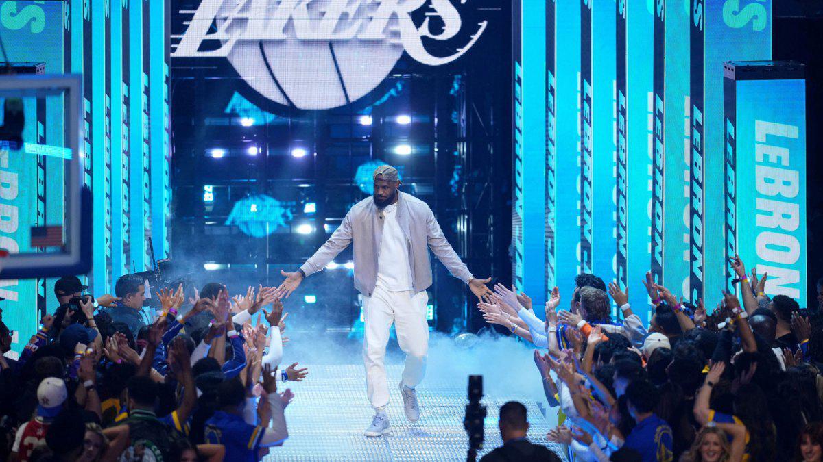 开云-爱游戏-詹姆斯无缘全明星赛首发后：若我能去我肯定到，无论怎样都无所谓