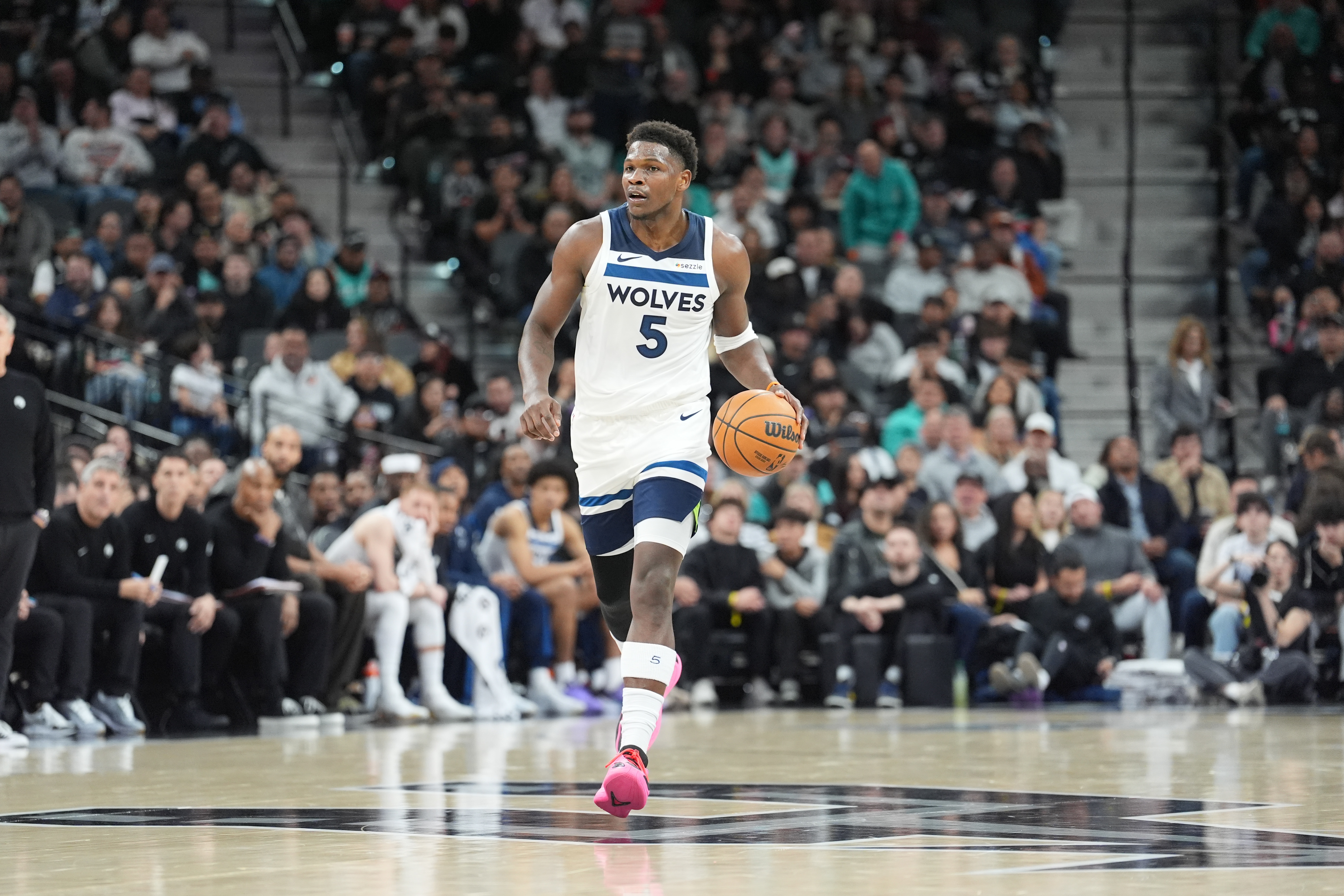 Kaiyun Sports-开云体育-绝平三分失手！爱德华兹25投仅9中拿到20分6板 三分8中1